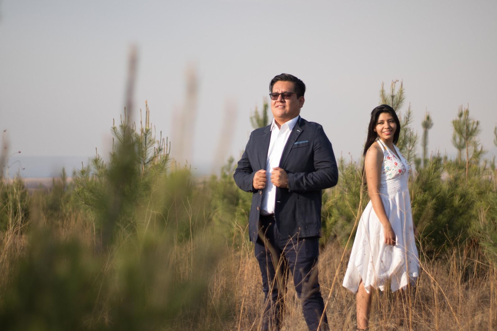 Pareja comparte una sesión en el campo