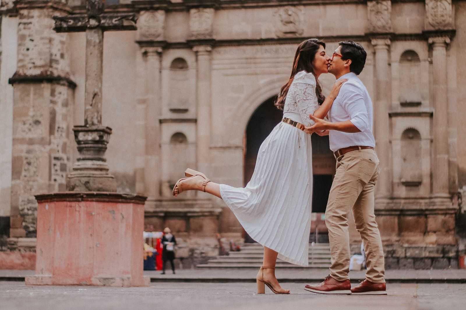 Pareja celebra su historia en una plaza