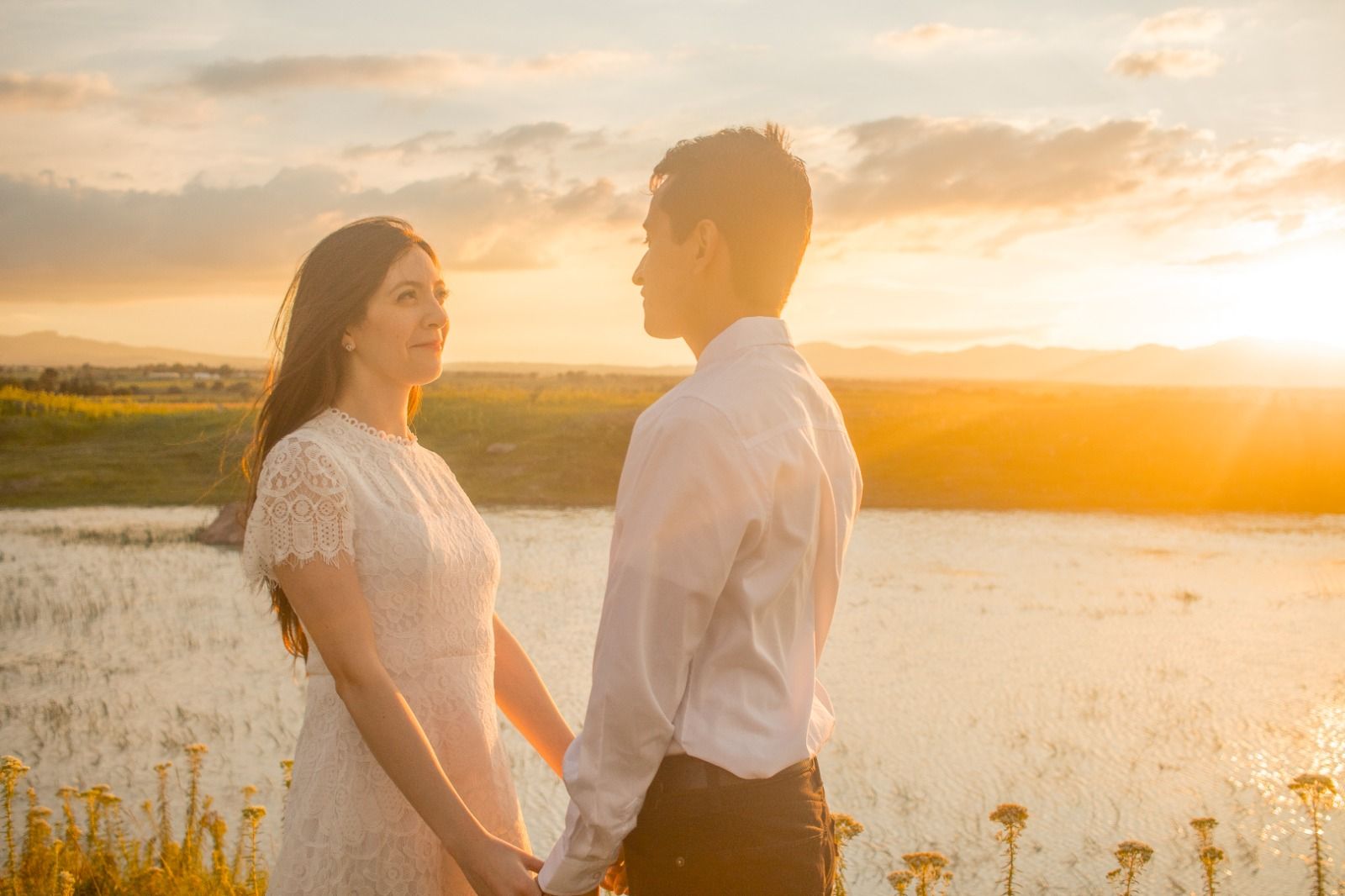 Pareja comparte la última luz del día